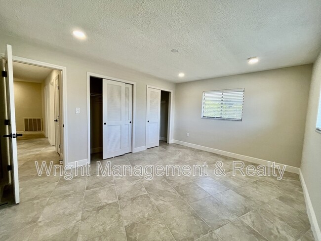 Building Photo - 5008 S Shore Dr