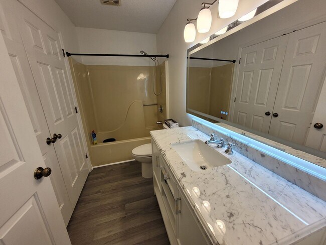 Building Photo - Adorable 2 Bed/1 Bath Condo - One Story - ...