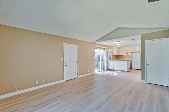 Building Photo - Remodeled 2 Bed 1 Bath Condo!