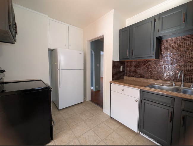 Building Photo - 411 E School St