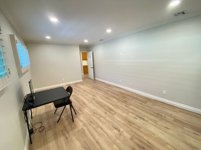 Building Photo - Beautifully Remodeled 3 Bedroom Naples Hou...
