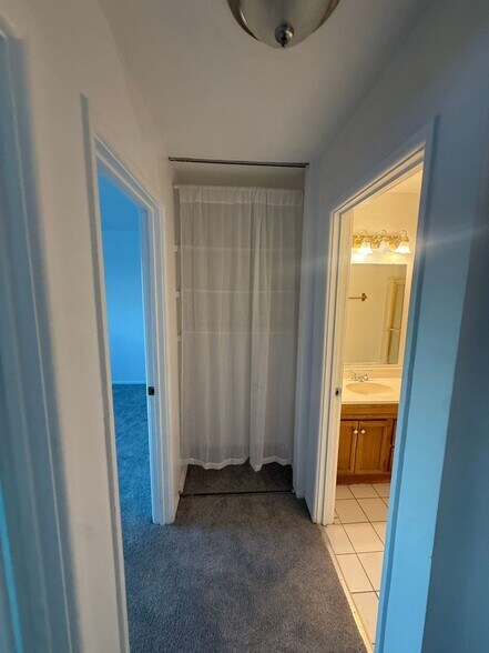 Building Photo - 1375 Rebecca Dr