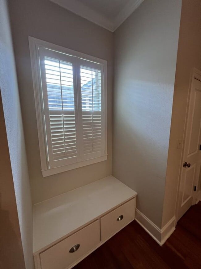 Building Photo - Trendy, 2 bedroom, 2 bathroom townhouse lo...