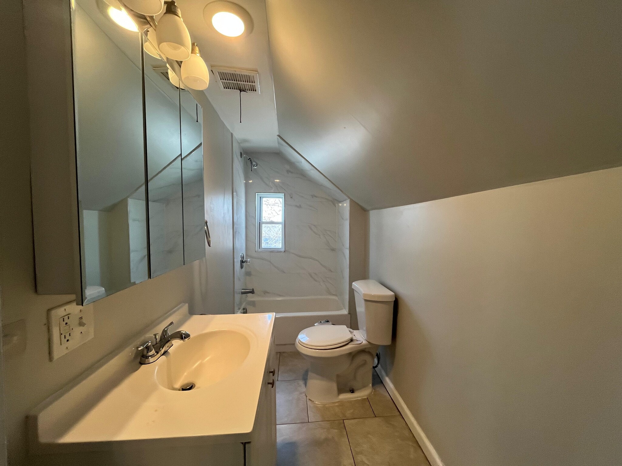 Building Photo - 223 Cator Ave