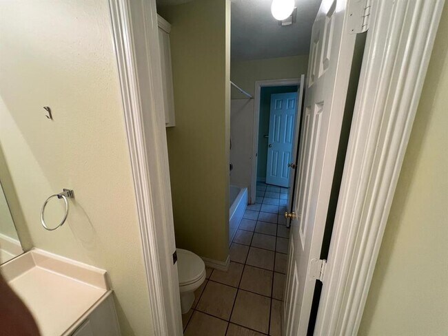Building Photo - 1155 Enclave Square E