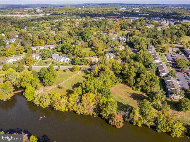 Building Photo - 18 Pond View Dr