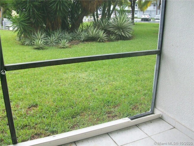 Building Photo - 115 Royal Park Dr