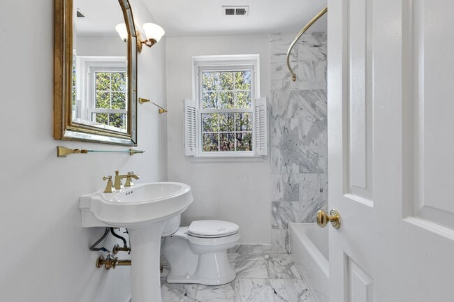 Building Photo - 3011 S Buchanan St