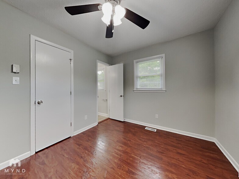 Building Photo - 621 E Centerview St