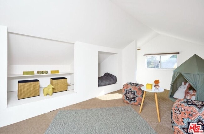 Building Photo - 818 Palms Blvd