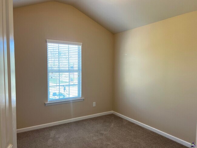 Building Photo - 807 Citrona Dr