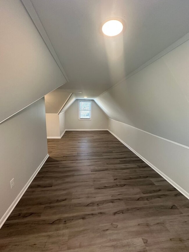 Building Photo - Charming 3 Bedroom In Central Columbus with Fenced in Yard