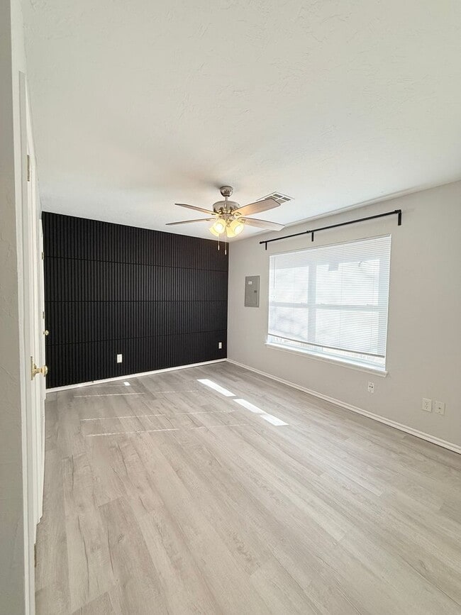 Building Photo - 4 Bedroom - 2 bath duplex located near campus and State Highway 9