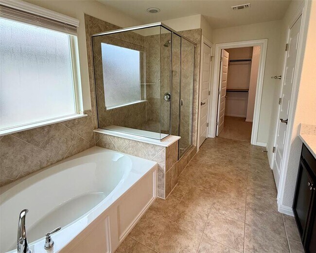 Building Photo - 14004 Hedera Dr