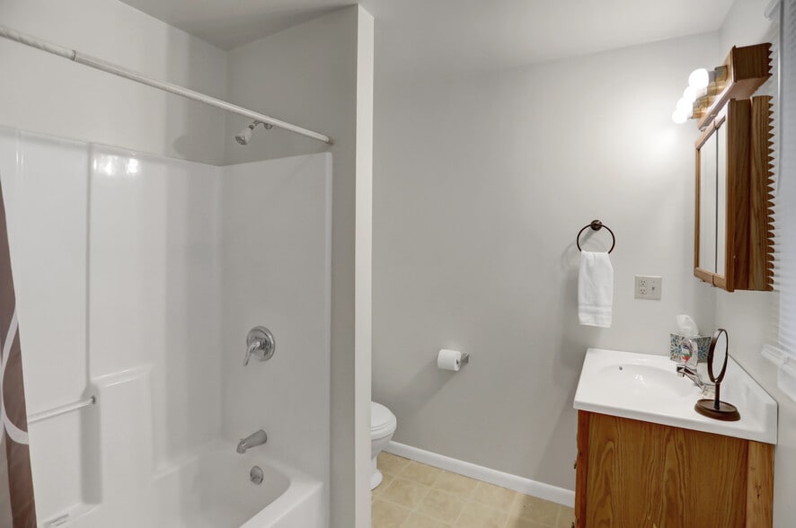 Building Photo - 1615 N River Rd