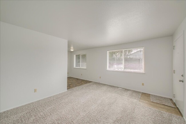 Building Photo - Charming 2 Bed, 1 Bath Duplex – Prime Bois...
