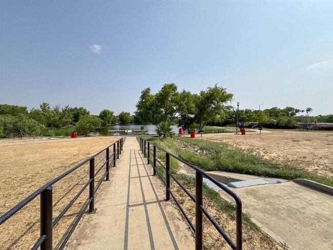 Building Photo - 304 Anthony Ln