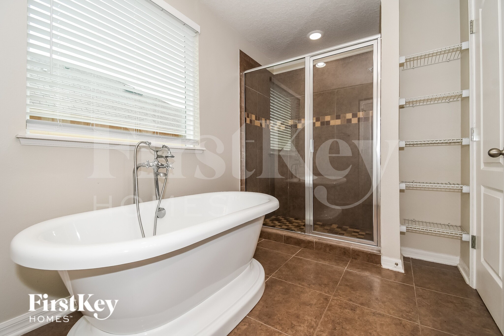 Building Photo - 10280 Magnolia Hills Dr