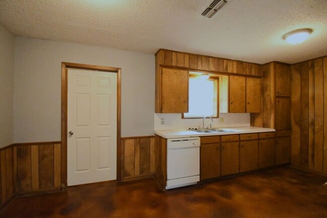 Building Photo - Charming 2 Bedroom, 1 Bath in Whitehouse ISD!