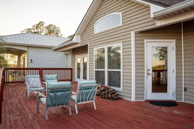 Building Photo - 2572 Gulf Breeze Ave