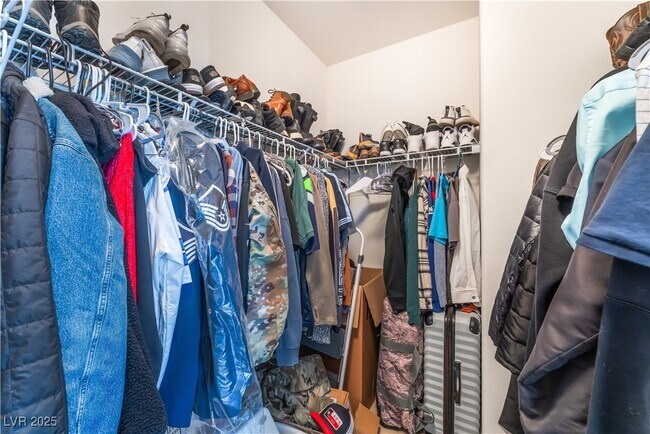 Building Photo - 1005 Windwalker Ave