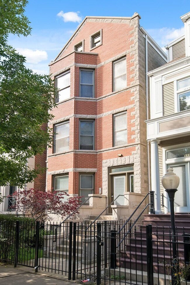 Building Photo - Large 3 BR/3 BA Duplex in the heart of Lincoln Park