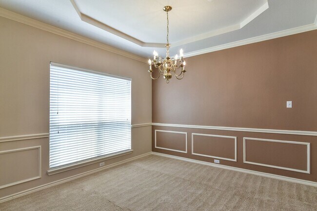 Building Photo - Large Mansfield High Home Centrally Located