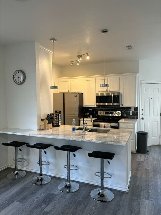 Building Photo - Fully Furnished Baylor Condo