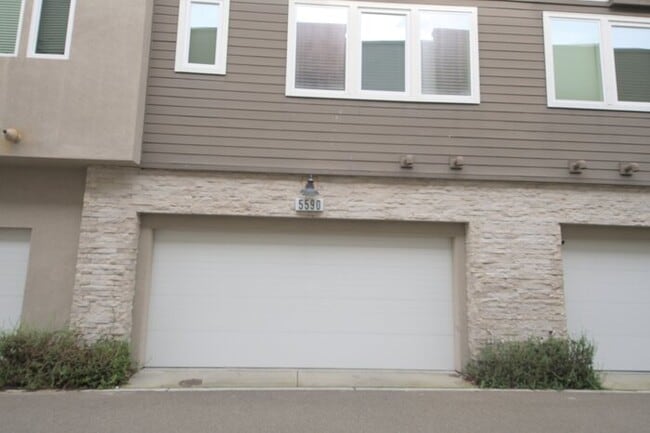 Building Photo - Dublin 3 stories 3 Beds, 3.5 Baths Townhouse in Boulevard community for rent