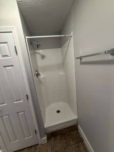 Building Photo - 180 Valley Ln