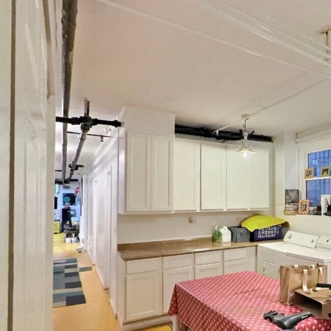 Building Photo - 2921 N Pine Grove Ave