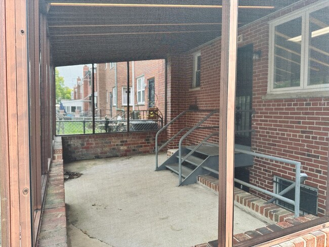 Building Photo - Charming 3-bedroom, 1.5-bathroom! Pets Wel...