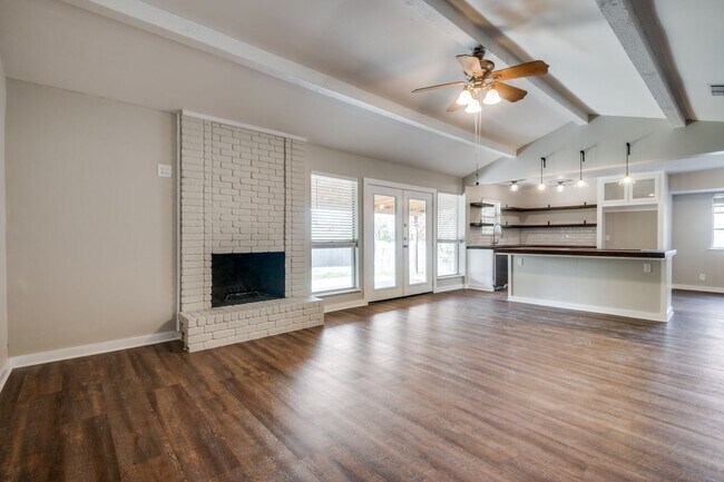 Building Photo - Stylish Home with Big Backyard in Prime Lo...