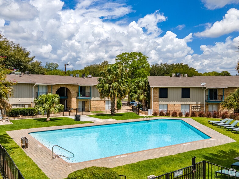 Blue Vine 6900 N Vandiver San Antonio TX 78209 Apartment Finder