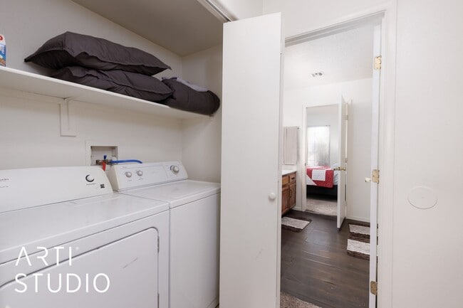 Building Photo - Short term fully furnished 3-bedroom 2 bat...