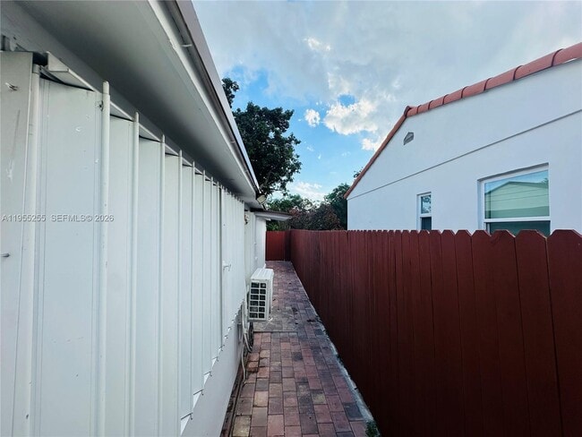 Building Photo - 3052 SW 6th St