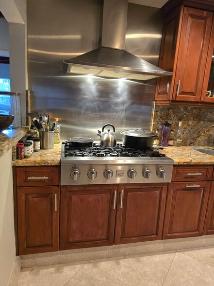 High quality six burner gas gourmet stove - 6364 SW 33rd St