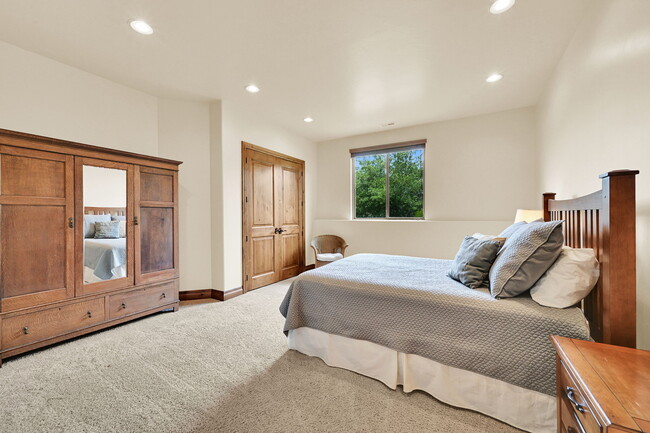 Building Photo - 3573 N Elkview Dr