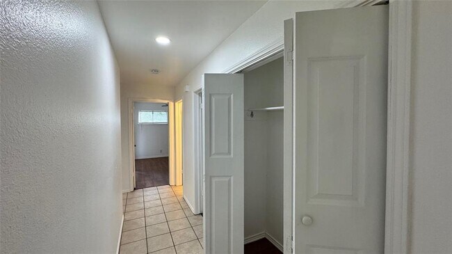 Building Photo - 1304 Conway Dr