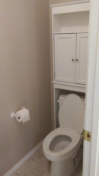 Master bath water closet - 3013 N Fremont Ave