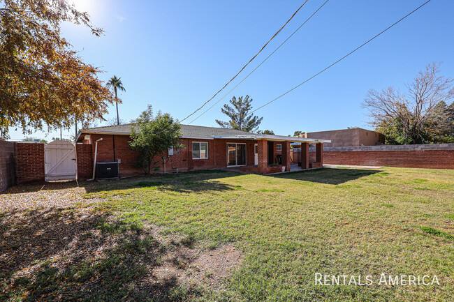 Building Photo - 3102 E Montecito Ave