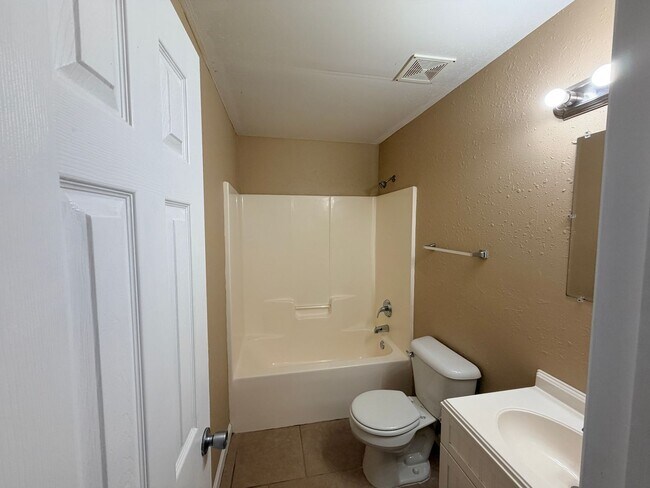 Building Photo - Nice Townhome Located in Adel