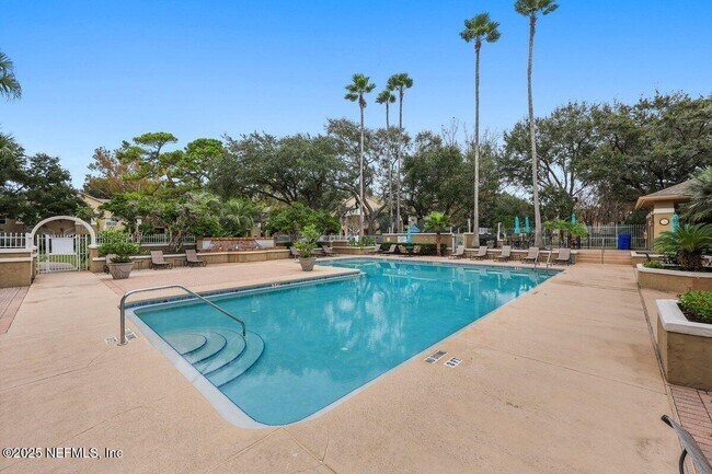 Building Photo - 5 Arbor Club Dr