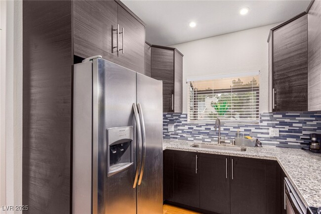 Building Photo - 2840 Blue Bonnet Dr