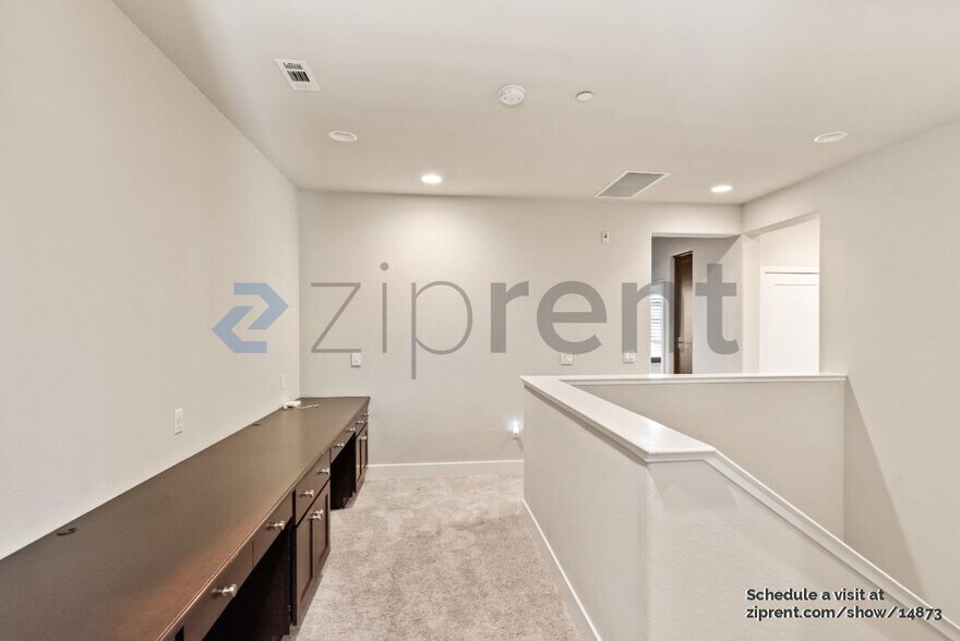 Building Photo - Unit