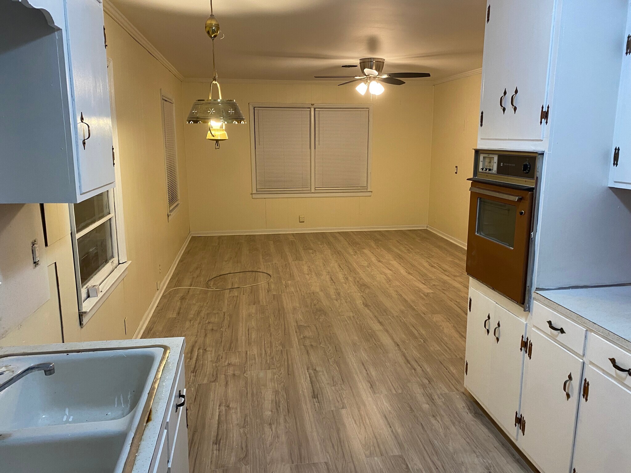 Building Photo - 374 E Monroe Ave