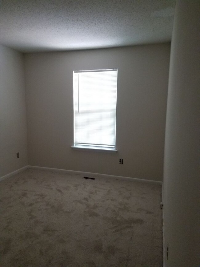 Building Photo - 3 Bedroom townhouse in Hampton Woods Townh...