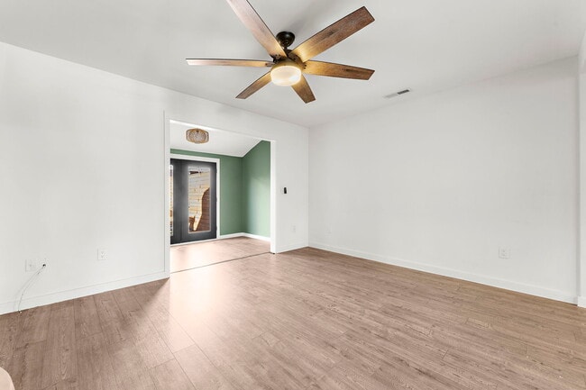 Building Photo - 706 Nora Ln