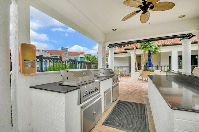 Building Photo - 1312 Villa Cir