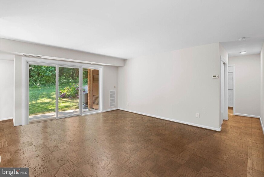 Building Photo - 3915 Lyndhurst Dr